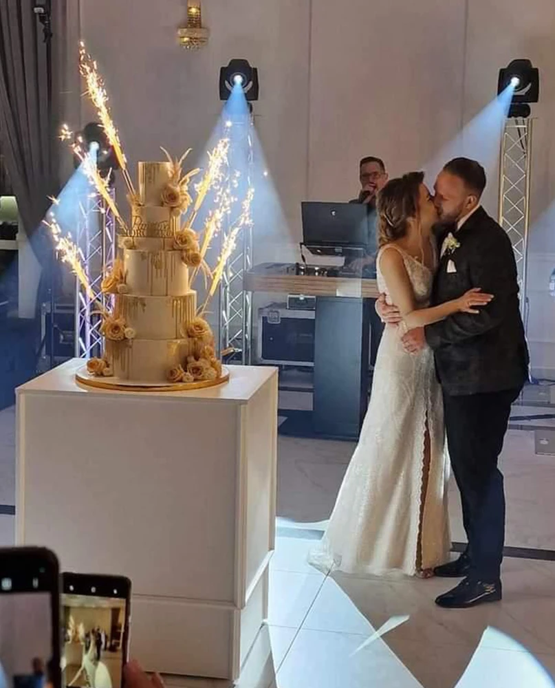 Tort weselny z zimnymi ogniami