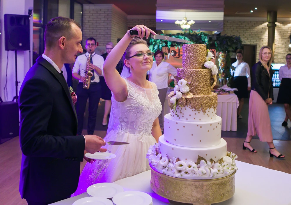 Para młoda krojąca tort