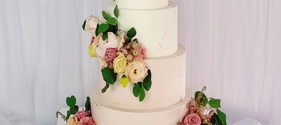 Tort gładki zdobiony kremem