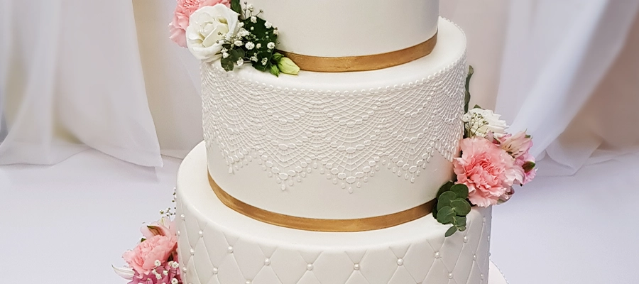 Tort zdobiony masą cukrową