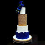 torty bialystok - weselny biało-złoto-niebieski z kwiatami