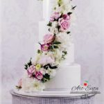 torty bialystok - weselny biały z białymi i różowymi kwiatami