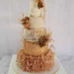 beżowo-złoty tort weselny