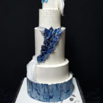 biało-niebieski tort weselny
