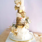 elegancki złoto-biały tort weselny