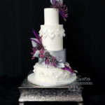 srebrno-biały tort weselny z kwiatami