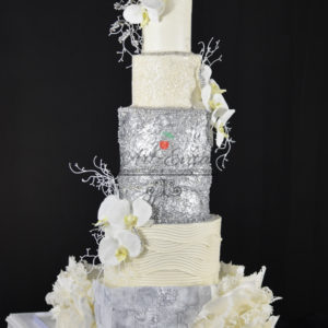 tort weselny biało-srebrny z kwiatami