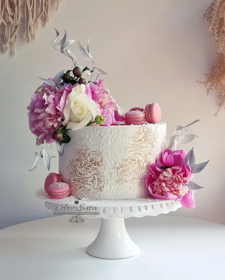 tort z kwiatami i makaronikami