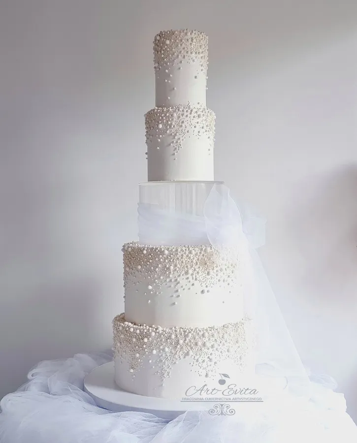 biały tort weselny