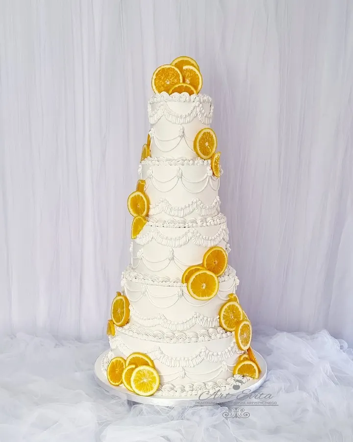 biały tort weselny z kawałkami pomarańczy
