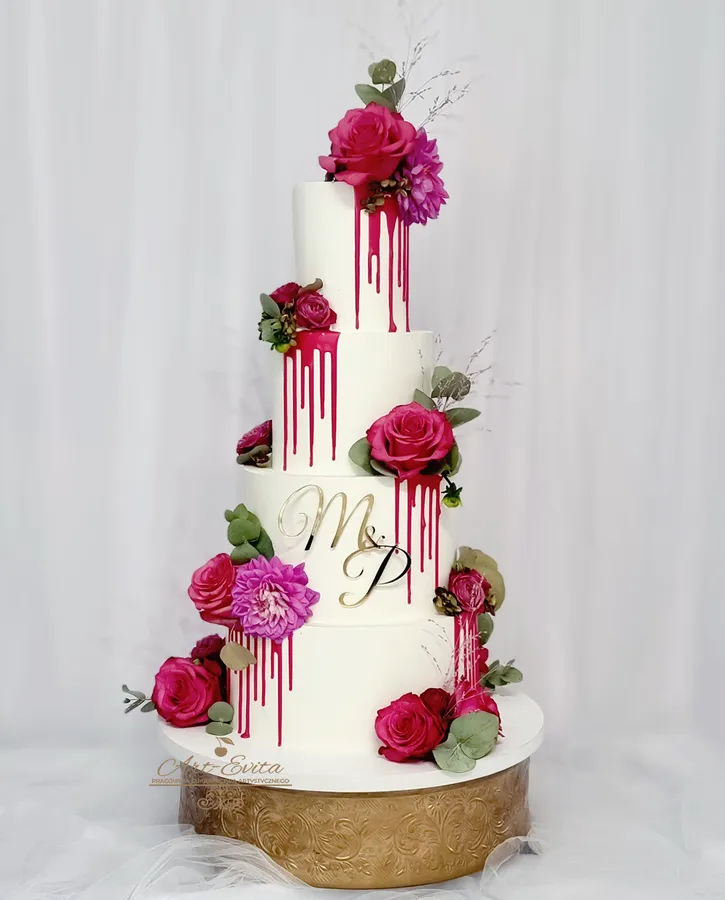 biały tort weselny z kwiatami