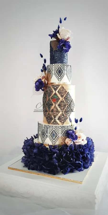 granatowy tort weselny