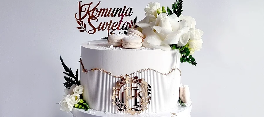 biały tort komunijny